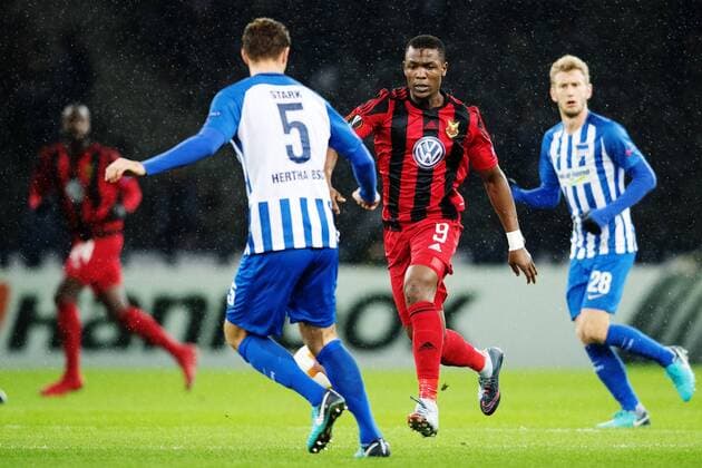 Fußball, EL, Hertha BSC - Östersunds FK 171207 Östersunds Salisu Abdullahi Gero och Hertha Berlins Niklas Stark inför fotbollsmatchen i Europa League mellan Hertha Berlin och Östersund den 7 december 2017 i Berlin. Copyright: PETTERxARVIDSON BB171207PA046