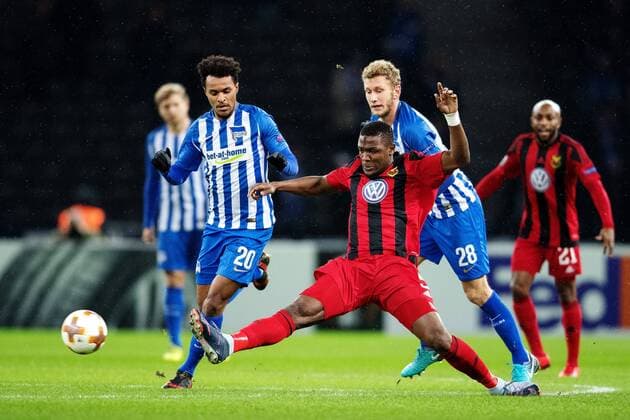 Fußball, EL, Hertha BSC - Östersunds FK 171207 Östersunds Salisu Abdullahi Gero i kamp med Hertha Berlins Valentino Lazaro och Salomon Kalou inför fotbollsmatchen i Europa League mellan Hertha Berlin och Östersund den 7 december 2017 i Berlin. Copyright: PETTERxARVIDSON BB171207PA047