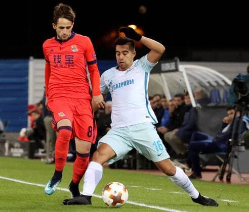 Real Sociedad s Belgian midfielder Adnan Januzaj (L) vies for the ball with Zenit s Ecuadoran Christian Noboa during the UEFA Europa League 6th round groups phase match between Real Sociedad and Zenit Saint Petersburg at the Anata stadium in San Sebastian, Basque Country, Spain, 07 December 2017. Real Sociedad vs. Zenit !ACHTUNG: NUR REDAKTIONELLE NUTZUNG!  Copyright: xJavierxEtxezarretax SSB003 20171207-636482783882538492