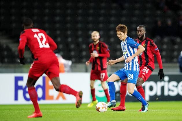 Fußball, EL, Hertha BSC - Östersunds FK 171207 Hertha Berlins Genki Haraguchi och Östersunds Ronald Mukiibi under fotbollsmatchen i Europa League mellan Hertha Berlin och Östersund den 7 december 2017 i Berlin. Copyright: PETTERxARVIDSON BB171207PA049