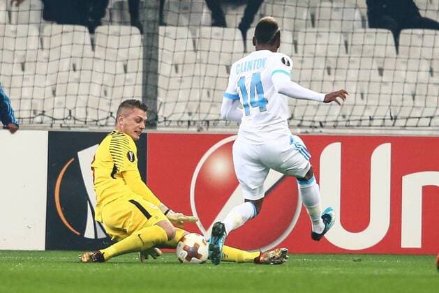 SOCCER - EL, Marseille vs RBS MARSEILLE,FRANCE,07.DEC.17 - SOCCER - UEFA Europa League, Olympique de Marseille vs Red Bull Salzburg. Image shows Alexander Walke (RBS) and Clinton Njie (Marseille). GEPAxpictures xFelixxRoittner