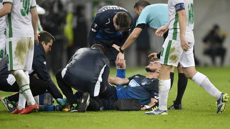 Ermin Bicakcic TSG 1899 Hoffenheim Verletzung verletzt wird von Bettreuern behandelt nach Foul von Claudiu Keserü PFC Ludogorets Razgrad TSG 1899 Hoffenheim vs PFC Ludogorets Razgrad Europa League 07.12.2017 TSG 1899 Hoffenheim vs PFC Ludogorets Razgrad