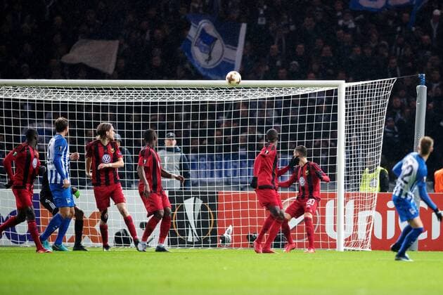 Fußball, EL, Hertha BSC - Östersunds FK 171207 Hertha Berlins Palko Dardai skjuter i ribban under fotbollsmatchen i Europa League mellan Hertha Berlin och Östersund den 7 december 2017 i Berlin. Copyright: PETTERxARVIDSON BB171207PA053