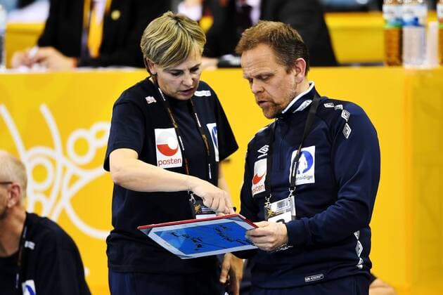 Handball, WM Damen, Tschechien - Norwegen 171207 Norges assisterande förbundskapten Mia Hermansson Högdahl och förbundskapten Thorir Hergeirsson diskuterar i matchen mellan Tjeckien och Norge under handbolls-VM den 7 december 2017 i Bietigheim Bissingen. Copyright: CARLxSANDIN BB171207CS090