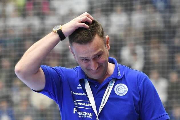 Aktion Denis Bahtijarevic (Trainer VfL Gummersbach) kratzt sich am Kopf ,VfL Gummersbach vs SC Magdeburg, Handball, Maenner, DKB Handball Bundesliga, 07.12.2017 - Gummersbach Copyright: xEIBNERx xJUERGENxAUGSTx EP_jogi