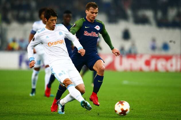 SOCCER - EL, Marseille vs RBS MARSEILLE,FRANCE,07.DEC.17 - SOCCER - UEFA Europa League, Olympique de Marseille vs Red Bull Salzburg. Image shows Hiroki Sakai (Marseille) and Fredrik Gulbrandsen (RBS). GEPAxpictures xFelixxRoittner