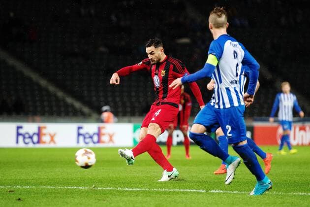 Fußball, EL, Hertha BSC - Östersunds FK 171207 Östersunds Sotirios Papagiannopoulus skjuter under fotbollsmatchen i Europa League mellan Hertha Berlin och Östersund den 7 december 2017 i Berlin. Copyright: PETTERxARVIDSON BB171207PA059