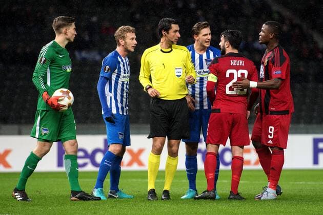 Fußball, EL, Hertha BSC - Östersunds FK 171207 Östersunds Brwa Nouri i en diskussion med Hertha Berlins Niklas Stark och Hertha Berlins Fabian Lustenberger under fotbollsmatchen i Europa League mellan Hertha Berlin och Östersund den 7 december 2017 i Berlin. Copyright: PETTERxARVIDSON BB171207PA060
