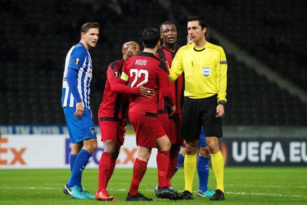 Fußball, EL, Hertha BSC - Östersunds FK 171207 Östersunds Fouad Bachirou haller undan Brwa Nouri efter en situation under fotbollsmatchen i Europa League mellan Hertha Berlin och Östersund den 7 december 2017 i Berlin. Copyright: PETTERxARVIDSON BB171207PA061