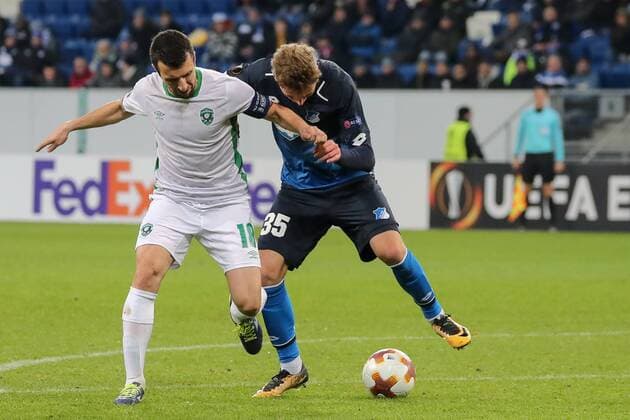 v.li.: Svetoslav Dyakov (Rasgrad, 18), Meris Skenderovic (Hoffenheim, 35), Zweikampf, Duell, duel, tackle, tackling, Dynamik, Action, Aktion, Fussball, UEFA Europa League, TSG 1899 Hoffenheim - PFK Ludogorez Rasgrad 1945,