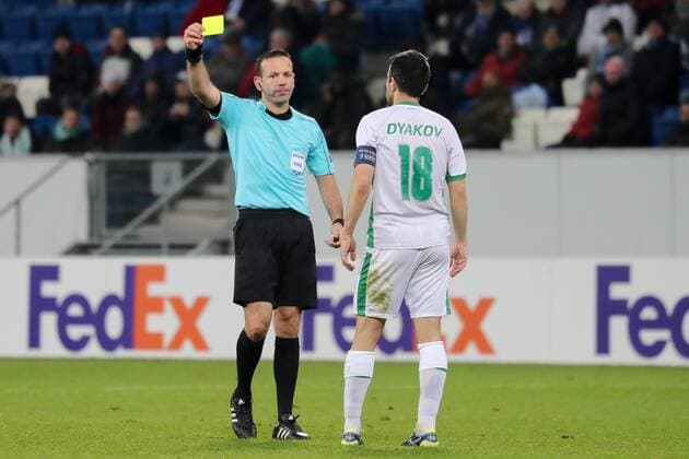 v.li.: Orel Grinfeld (Schiedsrichter, Israel) zeigt Svetoslav Dyakov (Rasgrad, 18) die Gelbe Karte, Verwarnung, yellow card, Fussball, UEFA Europa League, TSG 1899 Hoffenheim - PFK Ludogorez Rasgrad 1945,