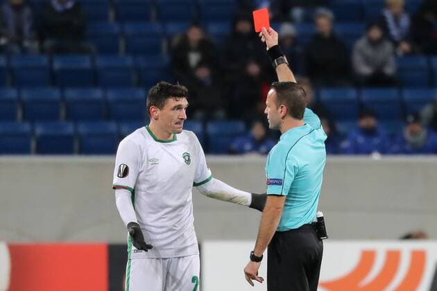 Bilder des Tages - SPORT Orel Grinfeld (Schiedsrichter, Israel) zeigt Claudiu Keserü (Rasgrad, 28) die Rote Karte, Platzverweis, Feldverweis, Hinausstellung, red card, dismissal, sending-off, Fussball, UEFA Europa League, TSG 1899 Hoffenheim - PFK Ludogorez Rasgrad 1945,