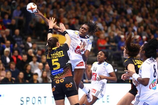 Maria Nistal Nunez (Spanien) im Zweikampf mit Gnonsiane Niombla (Frankreich), Spanien vs Frankreich, IHF Frauen Handball Weltmeisterschaft, 07.12.2017, Fotograf Neis Eibner Trier Copyright: xEibner-Pressefoto AlexanderxNeisx EP_ANS