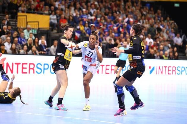 Estelle Nze Minko (Frankreich) im Zweikampf mit Silvia Martin Arderius (Spanien), Spanien vs Frankreich, IHF Frauen Handball Weltmeisterschaft, 07.12.2017, Fotograf Neis Eibner Trier Copyright: xEibner-Pressefoto AlexanderxNeisx EP_ANS
