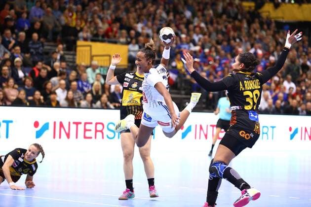 Estelle Nze Minko (Frankreich) im Zweikampf mit Silvia Martin Arderius (Spanien), Spanien vs Frankreich, IHF Frauen Handball Weltmeisterschaft, 07.12.2017, Fotograf Neis Eibner Trier Copyright: xEibner-Pressefoto AlexanderxNeisx EP_ANS
