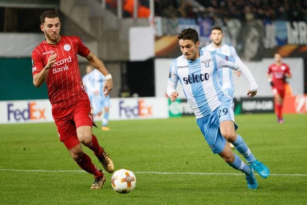 Fußball, EL, SV Zulte Waregem - Lazio Rom Essevee s Michael Heylen and Lazio s Simone Palombi fight for the ball during a soccer game between Belgian club SV Zulte Waregem and Italian club Societa Sportiva Lazio, the sixth and last match of the group stage (Group K) of the UEFA Europa League competition, Thursday 07 December 2017 in Waregem. KURTxDESPLENTER  x05215193x