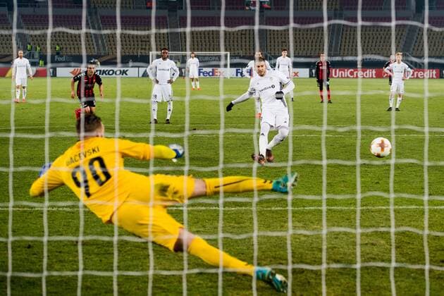 Bilder des Tages - SPORT Fußball, EL, FK Vardar Skopje - Rosenborg Trondheim 171207 Nicklas Bendtner of Rosenborg scores 1-0 on a penalty kick behind goalkeeper Filip Gacevski of FK Vardar during the Europa League match between FK Vardar and Rosenborg on December 7, 2017 in Skopje. Photo: Jon Olav Nesvold BILDBYRN kod JE 160096 Copyright: JONxOLAVxNESVOLD BB171207BB931