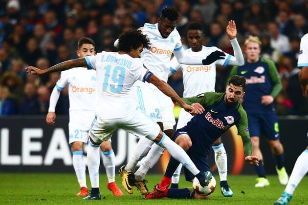 SOCCER - EL, Marseille vs RBS MARSEILLE,FRANCE,07.DEC.17 - SOCCER - UEFA Europa League, Olympique de Marseille vs Red Bull Salzburg. Image shows Luiz Gustavo, Andre Zambo Anguissa (Marseille) and Munas Dabbur (RBS). GEPAxpictures xFelixxRoittner