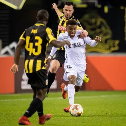 (L-R) Thomas Bruns of Vitesse, Racine Coly of OGC Nice during the UEFA Europa League group K match between Vitesse Arnhem and OGC Nice at Gelredome on December 07, 2017 in Arnhem, The Netherlands UEFA Europa League 2017 2018 xVIxVIxImagesx xRonaldxBonestrooxIVx 9508938