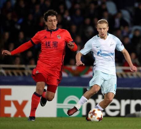 Fußball, EL, Real Sociedad San Sebastian - Zenit Moskau Real Sociedad s striker Mikel Oyarzabal (L) vies for the ball with Zenit s Igor Smolnikov during the UEFA Europa League 6th round groups phase match between Real Sociedad and Zenit Saint Petersburg at the Anata stadium in San Sebastian, Basque Country, Spain, 07 December 2017. Real Sociedad vs. Zenit !ACHTUNG: NUR REDAKTIONELLE NUTZUNG!  Copyright: xJavierxEtxezarretax SSB013 20171207-636482814408924492