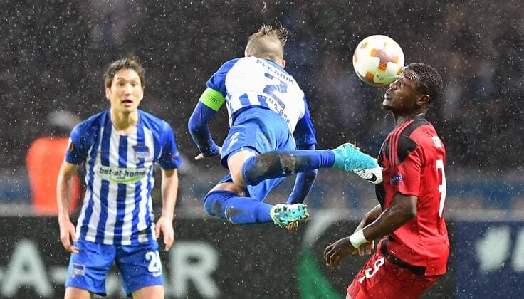 Bilder des Tages - SPORT Peter Pekarik (Hertha BSC), beim Kopfball, rechts Salisu Abdulhi Gero 8Östersunds) Hertha BSC Berlin - Östersunds FK Europa League, Gruppenphase, Rückspiel, Fußball, Fussball, soccer, Herren, Männer, Maenner, Deutschland, Germany Berlin, 7.12.2017, Olympiastadion