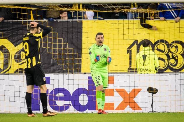 (L-R) Tim Matavz of Vitesse, goalkeeper Yoan Cardinale of OGC Nice during the UEFA Europa League group K match between Vitesse Arnhem and OGC Nice at Gelredome on December 07, 2017 in Arnhem, The Netherlands UEFA Europa League 2017 2018 xVIxVIxImagesx xRonaldxBonestrooxIVx 9509076