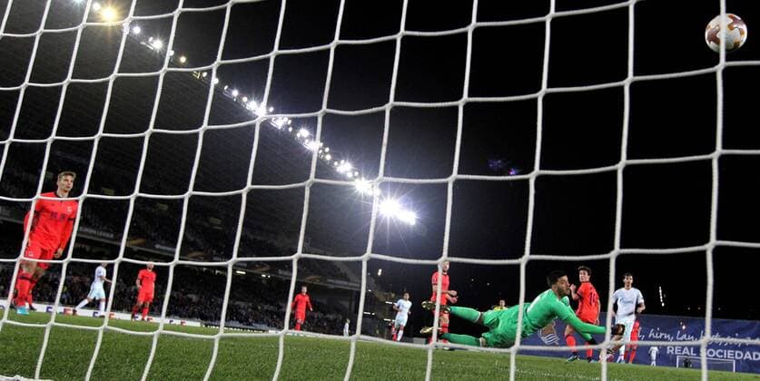 Fußball, EL, Real Sociedad San Sebastian - Zenit Moskau Zenit s Aleksandr Erokhin (R) scores a goal during the UEFA Europa League 6th round groups phase match between Real Sociedad and Zenit Saint Petersburg at the Anata stadium in San Sebastian, Basque Country, Spain, 07 December 2017. Real Sociedad vs. Zenit !ACHTUNG: NUR REDAKTIONELLE NUTZUNG!  Copyright: xJavierxEtxezarretax SSB020 20171207-636482815854264492