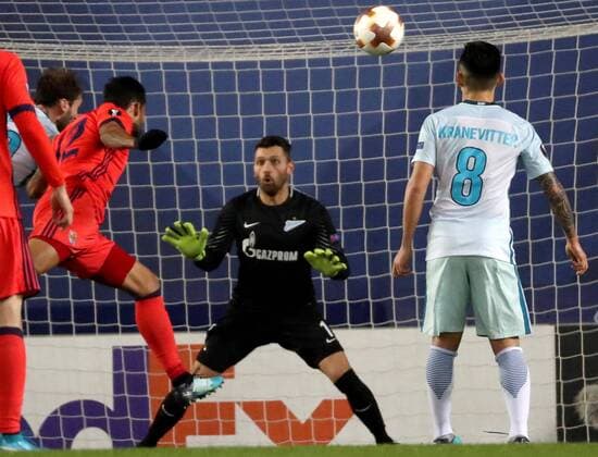 Fußball, EL, Real Sociedad San Sebastian - Zenit Moskau Real Sociedad s Brazilian striker Willian Jose (2L) in action against Zenit s goalkeeper Yuriy Lodygin during the UEFA Europa League 6th round groups phase match between Real Sociedad and Zenit Saint Petersburg at the Anata stadium in San Sebastian, Basque Country, Spain, 07 December 2017. Real Sociedad vs. Zenit !ACHTUNG: NUR REDAKTIONELLE NUTZUNG!  Copyright: xJavierxEtxezarretax SSB021 20171207-636482817215832492