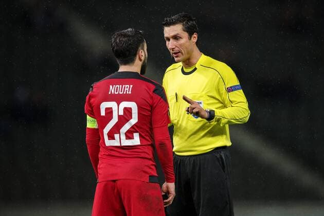 171207 Östersunds Brwa Nouri diskuterar med domare Tiago Martins under fotbollsmatchen i Europa League mellan Hertha Berlin och Östersund den 7 december 2017 i Berlin. Copyright: PETTERxARVIDSON BB171207PA070