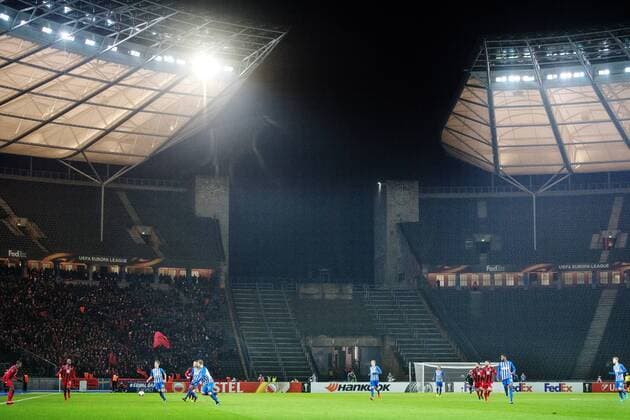 171207 Östersunds supportrar till vänster och tomma läktare till höger under fotbollsmatchen i Europa League mellan Hertha Berlin och Östersund den 7 december 2017 i Berlin. Copyright: PETTERxARVIDSON BB171207PA072