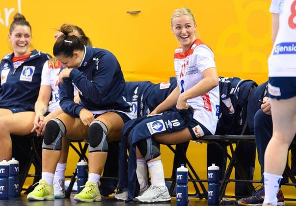 Handball, WM Damen, Tschechien - Norwegen 171207 Norges Nora M¿rk och Stine Bredal Oftedal jublar pa bänken i matchen mellan Tjeckien och Norge under handbolls-VM den 7 december 2017 i Bietigheim Bissingen. Copyright: CARLxSANDIN BB171207CS122