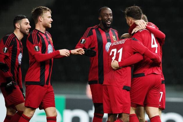 171207 Östersunds Sam Mensiro jublar med malskytten till 0-1 Sotirios Papagiannopoulus under fotbollsmatchen i Europa League mellan Hertha Berlin och Östersund den 7 december 2017 i Berlin. Copyright: PETTERxARVIDSON BB171207PA074