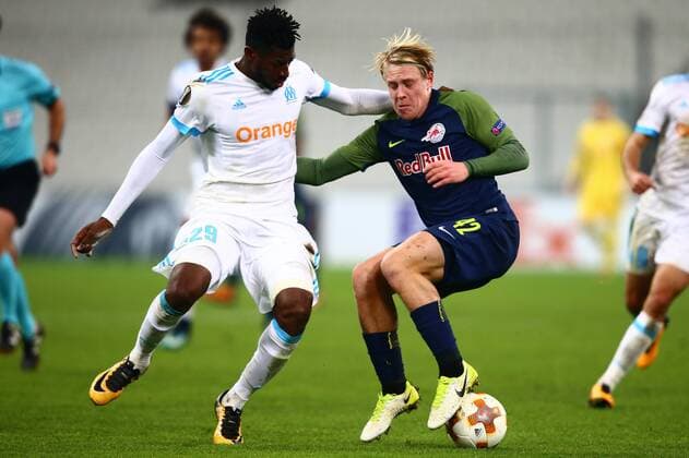 SOCCER - EL, Marseille vs RBS MARSEILLE,FRANCE,07.DEC.17 - SOCCER - UEFA Europa League, Olympique de Marseille vs Red Bull Salzburg. Image shows Andre Zambo Anguissa (Marseille) and Xaver Schlager (RBS). GEPAxpictures xFelixxRoittner