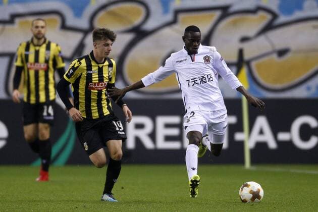 (L-R), Luc Castaignos of Vitesse, Mason Mount of Vitesse, Racine Coly of OGC Nice during the UEFA Europa League group K match between Vitesse Arnhem and OGC Nice at Gelredome on December 07, 2017 in Arnhem, The Netherlands UEFA Europa League 2017 2018 xVIxVIxImagesx xJeranxPutmansxIVx 9509306