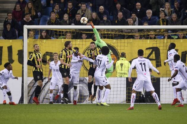 Luc Castaignos of Vitesse (CL), Yoan Cardinale of OGC Nice (CR) during the UEFA Europa League group K match between Vitesse Arnhem and OGC Nice at Gelredome on December 07, 2017 in Arnhem, The Netherlands UEFA Europa League 2017 2018 xVIxVIxImagesx xJeranxPutmansxIVx 9509307