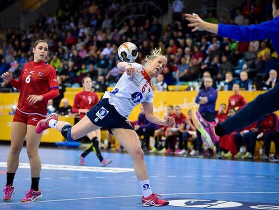 Handball, WM Damen, Tschechien - Norwegen 2017.12.07 Bietigheim-Bissingen Pilka reczna Mistrzostwa Swiata w pilce recznej kobiet Czechy - Norwegia N z Heidi Loke of Norway tries to score a goal Foto Lukasz Laskowski PressFocus 2017.12.07 Bietigheim-Bissingen IHF Women s Handball World Championship WM Weltmeisterschaft Czech Republic v Norway Heidi Loke of Norway tries to score a goal Credit: Lukasz Laskowski PressFocus NEWSPIX.PL --- Newspix.pl  20171207_LUK_268