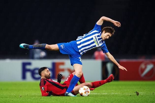 Bilder des Tages - SPORT Fußball, EL, Hertha BSC - Östersunds FK 171207 Hertha Berlins Genki Haraguchi och Östersunds Saman Ghoddos under fotbollsmatchen i Europa League mellan Hertha Berlin och Östersund den 7 december 2017 i Berlin. Copyright: PETTERxARVIDSON BB171207PA084