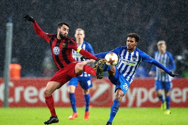 Fußball, EL, Hertha BSC - Östersunds FK 171207 Östersunds Brwa Nouri i duell med Hertha Berlins Valentino Lazaro under fotbollsmatchen i Europa League mellan Hertha Berlin och Östersund den 7 december 2017 i Berlin. Copyright: PETTERxARVIDSON BB171207PA085