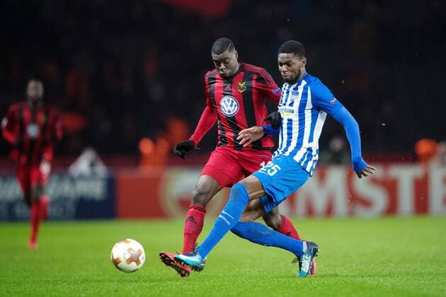 Fußball, EL, Hertha BSC - Östersunds FK 171207 Östersunds Ken Sema och Hertha Berlins Jordan Torunarigha under fotbollsmatchen i Europa League mellan Hertha Berlin och Östersund den 7 december 2017 i Berlin. Copyright: PETTERxARVIDSON BB171207PA088