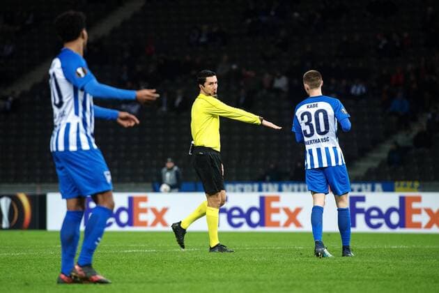 Fußball, EL, Hertha BSC - Östersunds FK 171207 Domare Tiago Martins dömer straff under fotbollsmatchen i Europa League mellan Hertha Berlin och Östersund den 7 december 2017 i Berlin. Copyright: PETTERxARVIDSON BB171207PA093