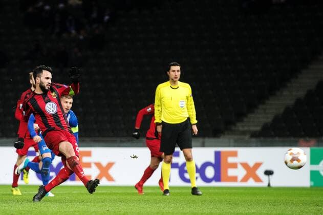 Fußball, EL, Hertha BSC - Östersunds FK 171207 Östersunds Brwa Nouri skjuter straff (och missar) under fotbollsmatchen i Europa League mellan Hertha Berlin och Östersund den 7 december 2017 i Berlin. Copyright: PETTERxARVIDSON BB171207PA095