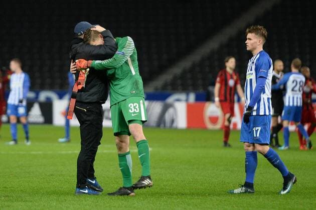 Fußball, EL, Hertha BSC - Östersunds FK Fussball, Herren, Saison 2017 2018, UEFA Europa League (Gruppe J, 6. Spieltag) in Berlin, Hertha BSC - Östersunds FK, Jubel nach dem Abpfiff, Cheftrainer Pal Dardai (Hertha BSC), TW Jonathan Klinsmann (Nr. 33, Hertha BSC), Maximilian Mittelstädt (Nr. 17, Hertha BSC), 07.12.17, Copyright: xMichaelxHundtx xMatthiasxKochx
