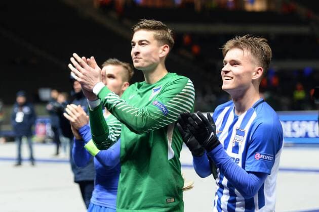 Fußball, EL, Hertha BSC - Östersunds FK Fussball, Herren, Saison 2017 2018, UEFA Europa League (Gruppe J, 6. Spieltag) in Berlin, Hertha BSC - Östersunds FK, Jubel nach dem Abpfiff, TW Jonathan Klinsmann (Nr. 33, Hertha BSC), Maximilian Mittelstädt (Nr. 17, Hertha BSC), 07.12.17, Copyright: xMichaelxHundtx xMatthiasxKochx
