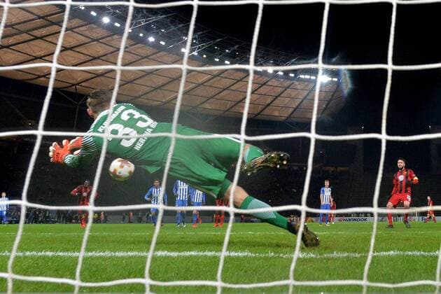 Fußball, EL, Hertha BSC - Östersunds FK Fussball, Herren, Saison 2017 2018, UEFA Europa League (Gruppe J, 6. Spieltag) in Berlin, Hertha BSC - Östersunds FK, TW Jonathan Klinsmann (Nr. 33, Hertha BSC) hält den Elfmeter von Brwa Nouri (Nr. 22, Östersunds FK), 07.12.17, Copyright: xMichaelxHundtx xMatthiasxKochx