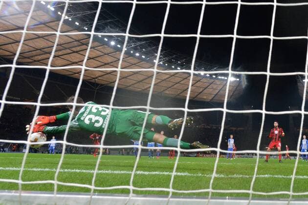 Fußball, EL, Hertha BSC - Östersunds FK Fussball, Herren, Saison 2017 2018, UEFA Europa League (Gruppe J, 6. Spieltag) in Berlin, Hertha BSC - Östersunds FK, TW Jonathan Klinsmann (Nr. 33, Hertha BSC) hält den Elfmeter von Brwa Nouri (Nr. 22, Östersunds FK), 07.12.17, Copyright: xMichaelxHundtx xMatthiasxKochx