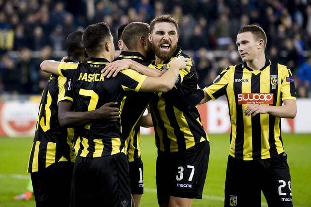 ARNHEM, Vitesse - OGC Nice, 7-12-2017, vatbal, seizan 2017-2018, Europa League, stadion de Gelredome, Vitesse spelers vieren de 1-0 van Vitesse speler Luc Castaignos (M), Vitesse speler Guram Kashia (2R), Vitesse speler Julian Lelieveld (R) Vitesse - Nice  x1850110x