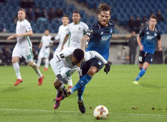 07.12.2017, xhbx, Fussball Europa League, TSG 1899 Hoffenheim - Rasgrad, emspor, v.l. Cicinho (Ludogorets Rasgrad), Eugen Polanski (TSG 1899 Hoffenheim) Sinsheim