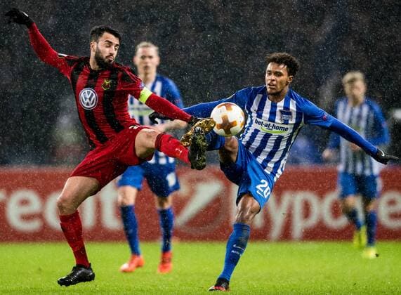 171207 Östersunds Brwa Nouri och Hertha Berlins Valentino Lazaro under fotbollsmatchen i Europa League mellan Hertha Berlin och Östersund den 7 december 2017 i Berlin. Copyright: PETTERxARVIDSON BB171207PA113