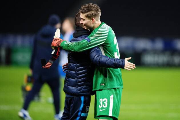 171207 Hertha Berlins malvakt Jonathan Klinsmann kramar om person efter fotbollsmatchen i Europa League mellan Hertha Berlin och Östersund den 7 december 2017 i Berlin. Copyright: PETTERxARVIDSON BB171207PA115