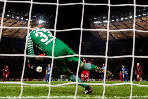 171207 Östersunds Brwa Nouri slar en straff mot Hertha Berlins malvakt Jonathan Klinsmann under fotbollsmatchen i Europa League mellan Hertha Berlin och Östersund den 7 december 2017 i Berlin. Copyright: PETTERxARVIDSON BB171207PA138
